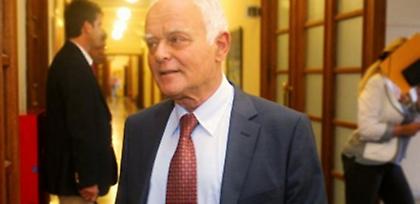 Τι θέλουν Μανιτάκης και κυβέρνηση; Να μείνουν στο Δημόσιο τα ρουσφέτια τους;