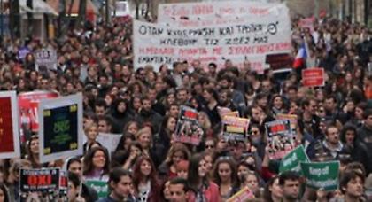 Χιλιάδες φοιτητές βγήκαν στους δρόμους για την «Αθηνά»