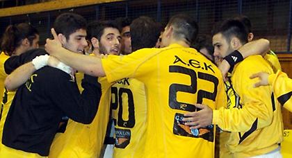 Μόνη δεύτερη η ΑΕΚ