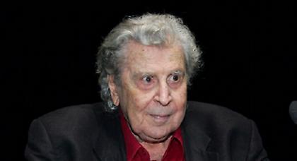 Στο νοσοκομείο ο Μίκης Θεοδωράκης