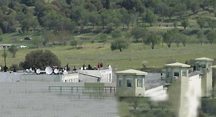 Σε εξέλιξη η επέμβαση των ΜΑΤ για τον Ριζάι