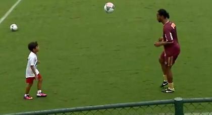 Μπαμπά, παίζω με τον… Ροναλντίνιο! (video)