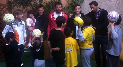 «Μοίρασαν» χαμόγελα οι παίκτες της ΑΕΚ