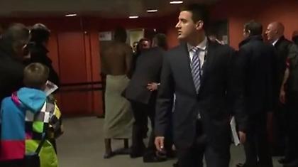 Μπαλοτέλι, σαν στο… μπάνιο του (video)