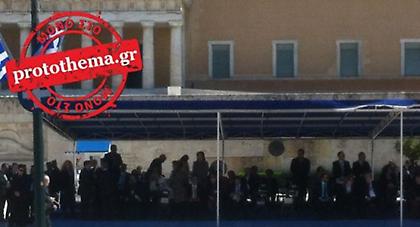 Ένταση και μία προσαγωγή στην παρέλαση στο Σύνταγμα