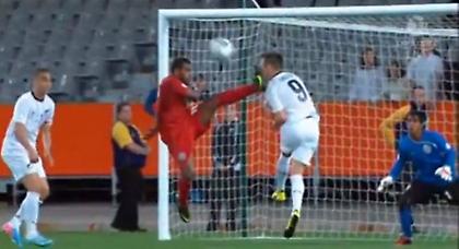 Του άφησε τις… τάπες στο κούτελο! (video)