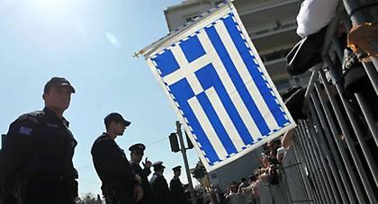 Επεισόδια με μέλη της Χ.Α. στην κατάθεση στεφάνων στο Λουτράκι