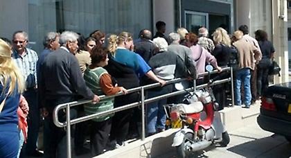 Με ουρές και αστυνομία άνοιξαν οι τράπεζες στην Κύπρο