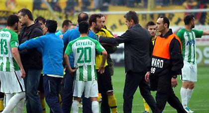 «Ευχαριστούμε για τις… φτυσιές και τις κλοτσιές»