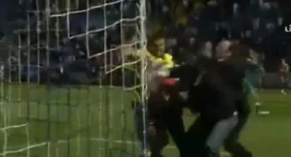 Τερματοφύλακας έκανε «ασήκωτο» έναν οπαδό! (video)