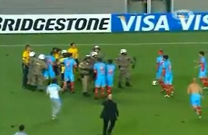 Στα χέρια ομάδα και… ΜΑΤ (video)