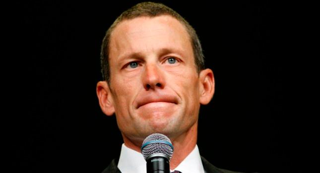 Δεν τον αφήνουν ούτε να κολυμπήσει…