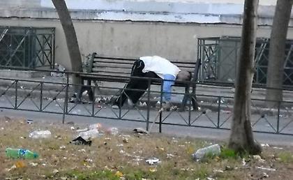 Η ΕΛ.ΑΣ. μαζεύει ναρκομανείς στην Αμυγδαλέζα