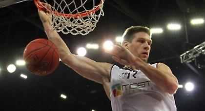 Νικήτρια στον αδιάφορο… εμφύλιο