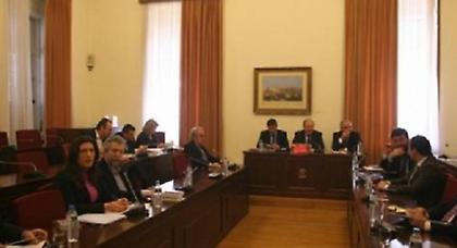 Τα αίσχη στη Βουλή, σινιάλο παρακμής της Δημοκρατίας