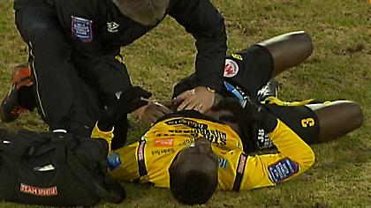 Πέταξαν μπίρες σε γήπεδο (video)