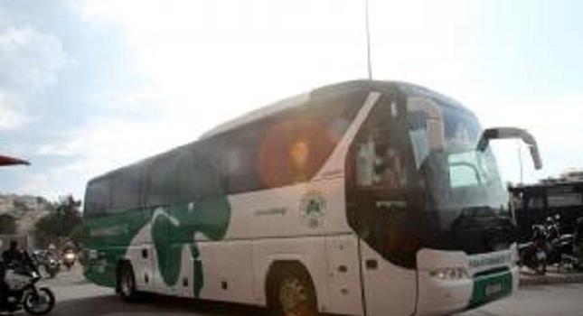 Πέτρες στο πούλμαν κατά την αποχώρηση