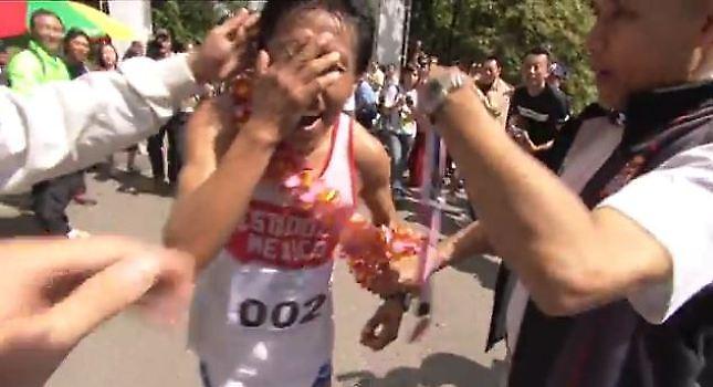 Τερμάτισε και… κουτούλησε! (video)