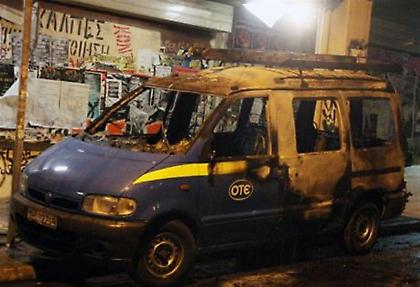 Έβαλαν φωτιά σε βαν του ΟΤΕ στα Εξάρχεια