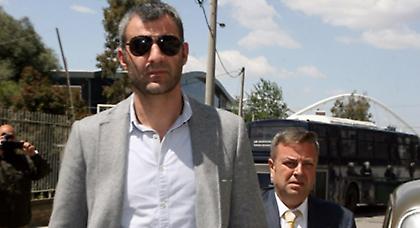 «Να αρχίζουν και να τελειώνουν στο γήπεδο»