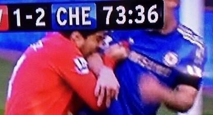 O Σουάρες δάγκωσε τον Ιβάνοβιτς (video)