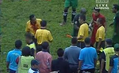 Στα… αίματα ο διαιτητής (video)