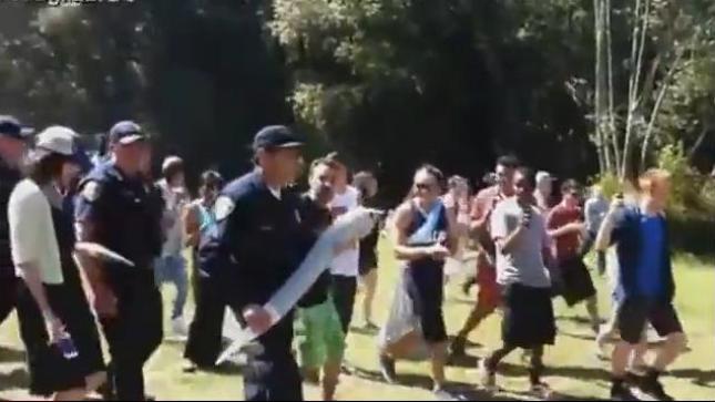 Έστριψε τσιγάρο μαριχουάνας 1,5 μέτρου(vid)