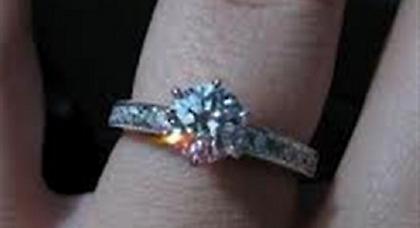 Ηλικιωμένη κατάπιε διαμάντι αξίας 5.000 δολαρίων