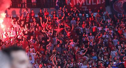 Αποθέωση  έξω από τα αποδυτήρια