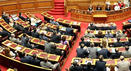 Κόντρα στη Βουλή για την ψήφιση του πολυνομοσχεδίου ως κατεπείγοντος