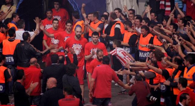 Το «γλέντι» στα αποδυτήρια του Ολυμπιακού