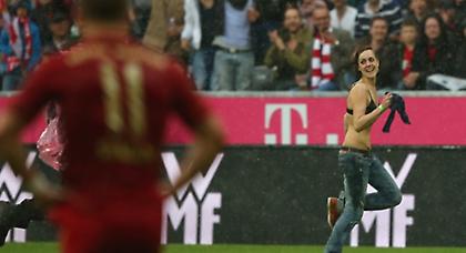 Μια ημίγυμνη στον αγώνα της Μπάγερν