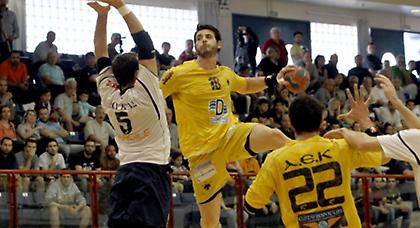 «Όρθια» η ΑΕΚ