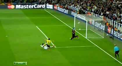 Ο Λεβαντόφσκι προσπαθεί να σπάσει το δοκάρι (video)