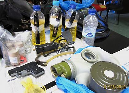 Mολότοφ και κροτίδες σε φρεάτιο στα Εξάρχεια