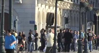 Ένταση στο Σύνταγμα για το συσσίτιο «μόνο για Έλληνες» από τη Χρυσή Αυγή