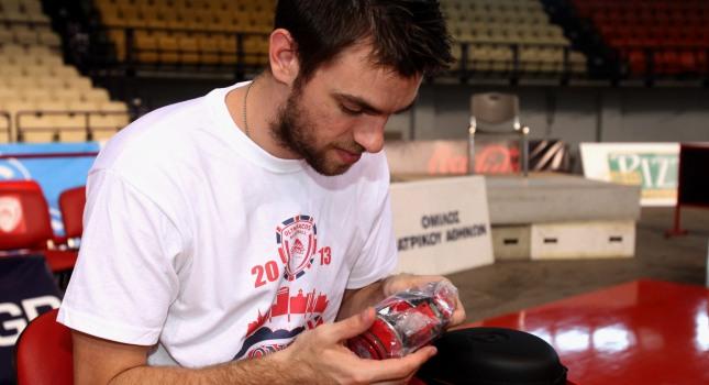 «Να έπαιζα και με ένα πόδι»