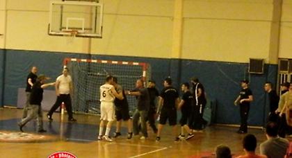 Απίστευτα επεισόδια σε αγώνα μπάσκετ στο Αίγιο