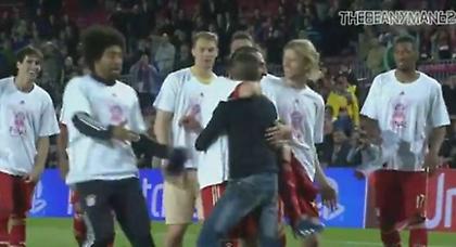 Ποιος πανηγυρίζει με τους παίκτες της Μπάγερν; (video)