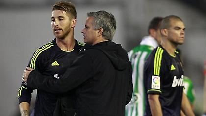 Αγκαλιά με… νόημα του Ράμος στον Μουρίνιο (video)