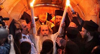 Στις 18:30 αναμένεται στην Αθήνα το Άγιο Φως