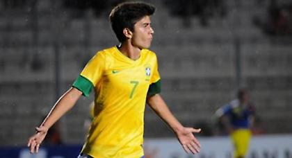 Διαφημίζει το γιο του ο Μπεμπέτο