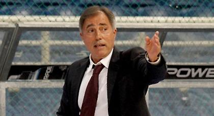 Ο Βαγγέλης Αλεξανδρής κοιτάζει μπροστά