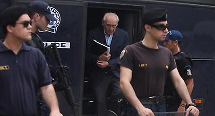 Στο σκαμνί και σήμερα ο Άκης