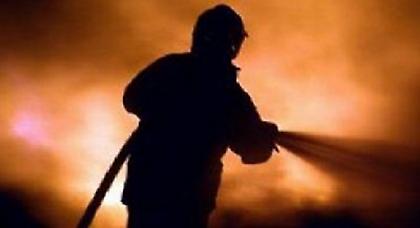 Τη σκότωσε με καυσόξυλο και της έβαλε φωτιά