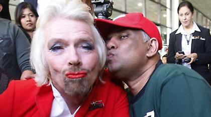 Πρόεδρος ομάδας ντύθηκε αεροσυνοδός!