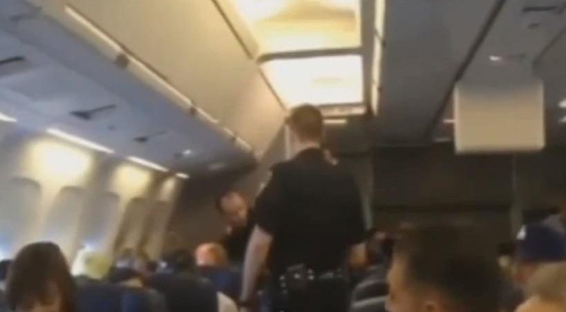 Την κατέβασαν από το αεροπλάνο επειδή τραγουδούσε Γουίτνεϊ Χιούστον