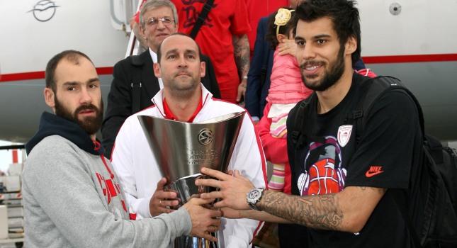 O Παναγιώτης Αγγελόπουλος με την κούπα... (video)