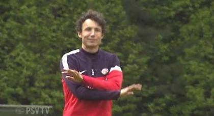 Ο Φαν Μπόμελ… διατάζει την μπάλα! (video)