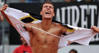 Πανηγύρισε με… στριπτίζ! (video)